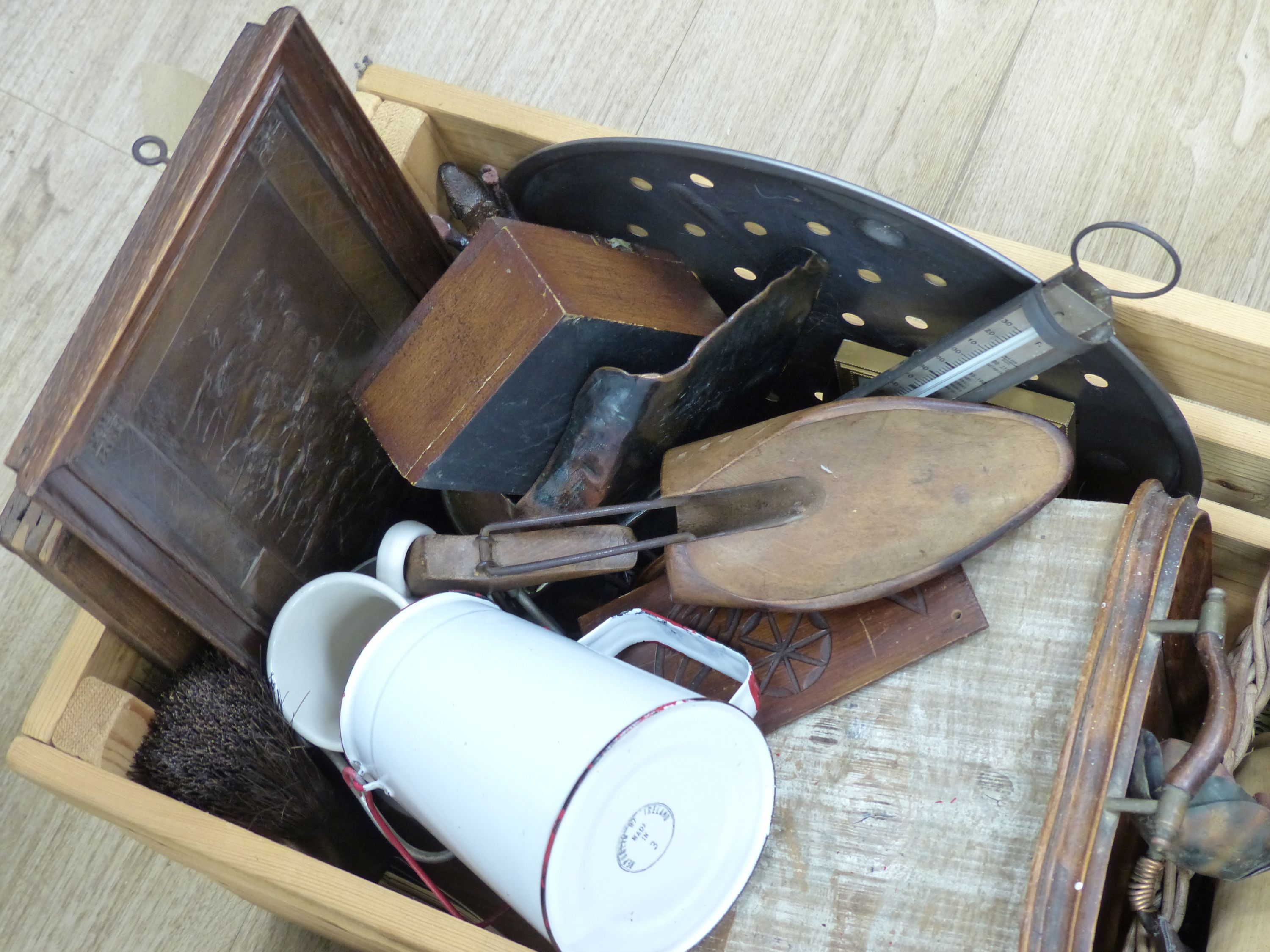 A quantity of mixed kitchenalia and other collectables